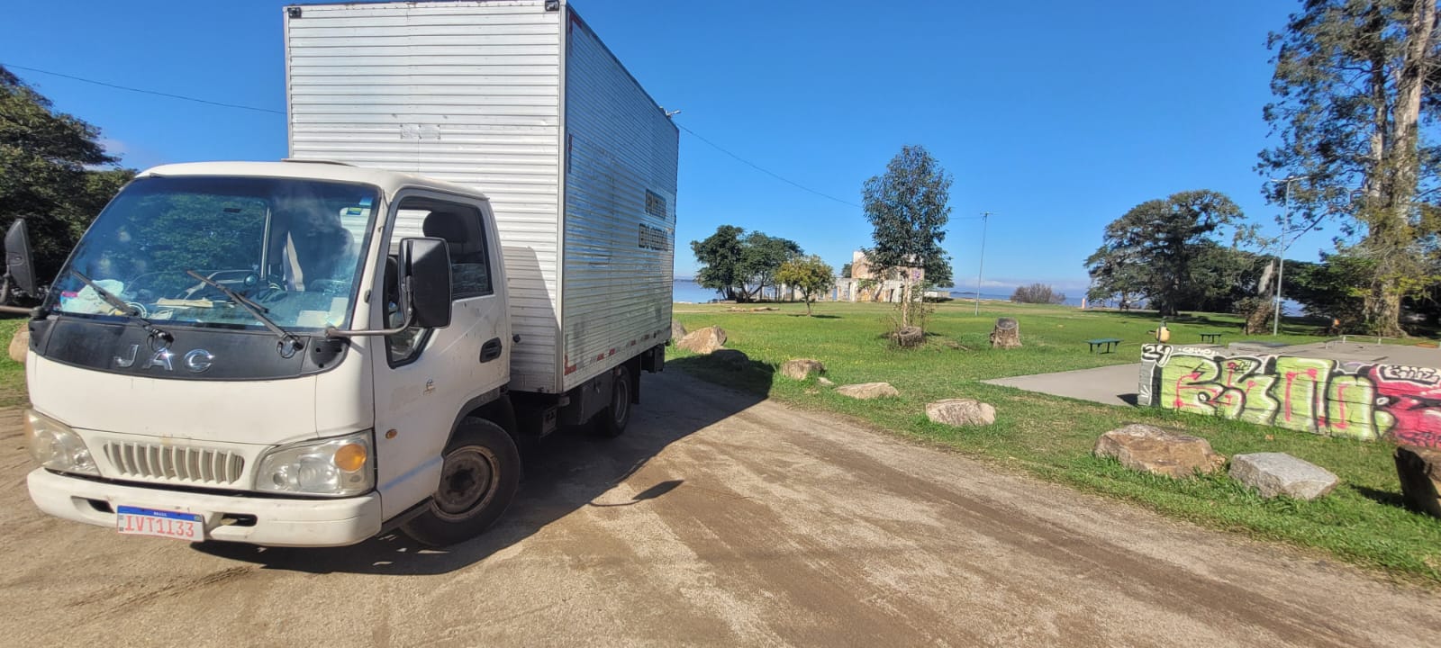 Caminhão da ConfiariLog em área aberta