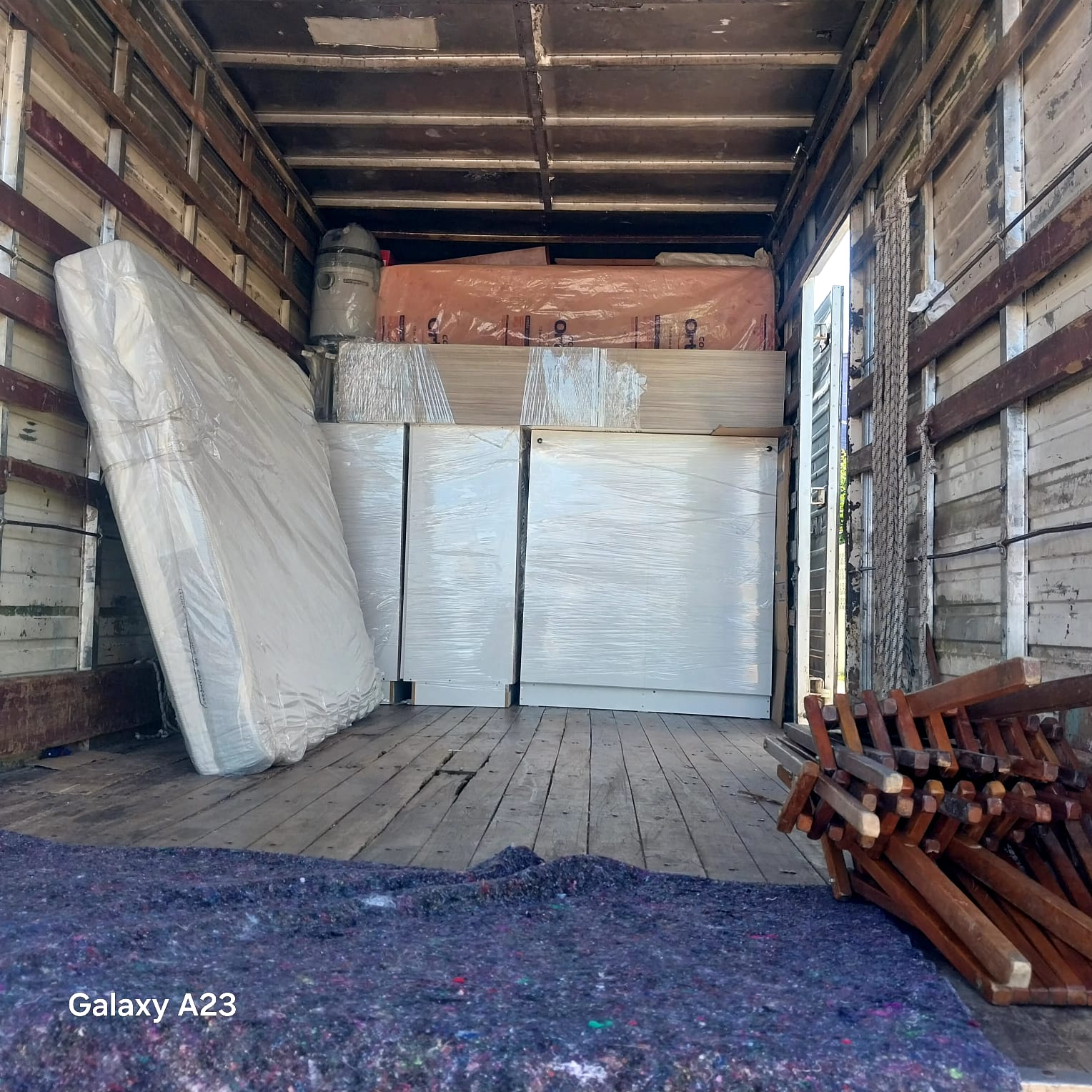 Carga acomodada dentro do caminhão