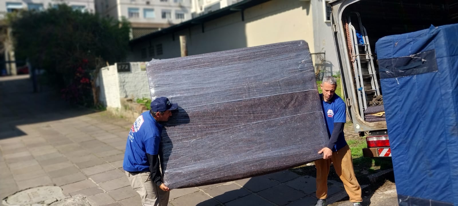 Equipe carregando movel protegido